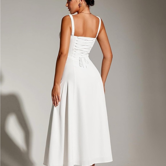 Elegant White Sleeveless Dress - Picture 2 of 7